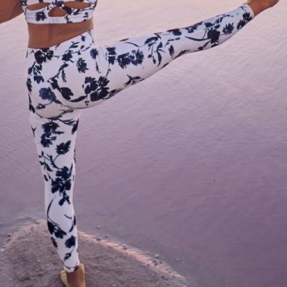 Athleta White/Blue flower Print Leggings